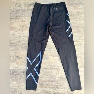 2XU leggings women size large .black and with leg compression